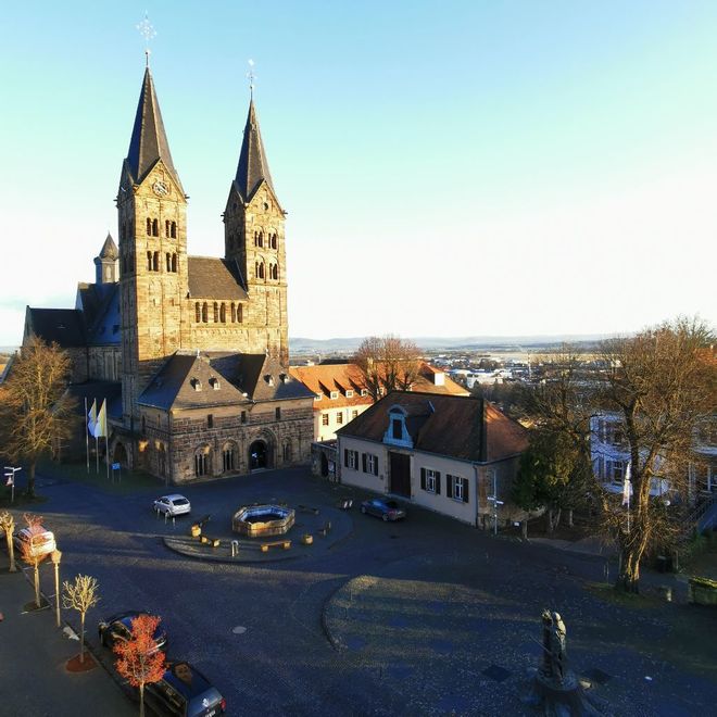 Der Domplatz in Fritzlar - Foto: Pfr. W. Köhler